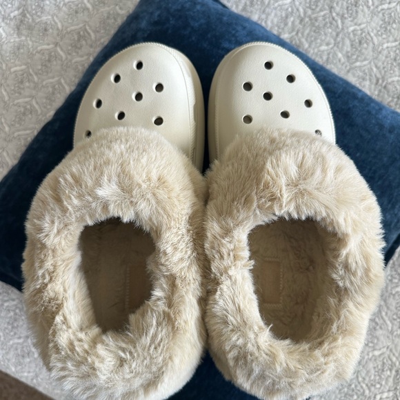 CROCS Women's Cream Slippers with Faux Fur - Picture 7 of 8